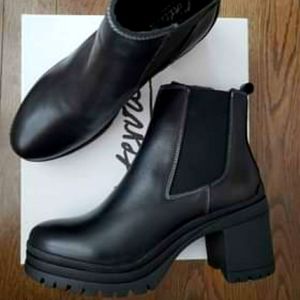 Ankle leather boots